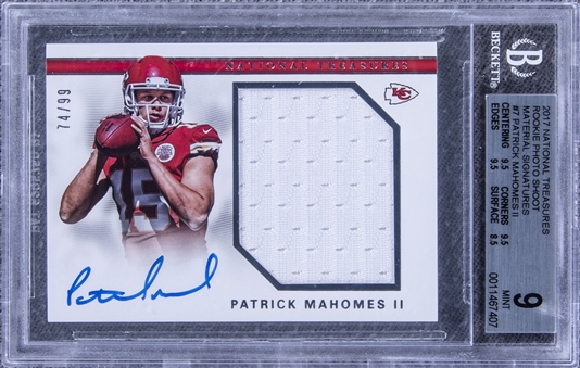 2017 National Treasures Rookie Photo Shoot Material Signatures #7 Patrick Mahomes II Signed Patch Rookie Card (#74/99) – BGS MINT 9/BGS 10